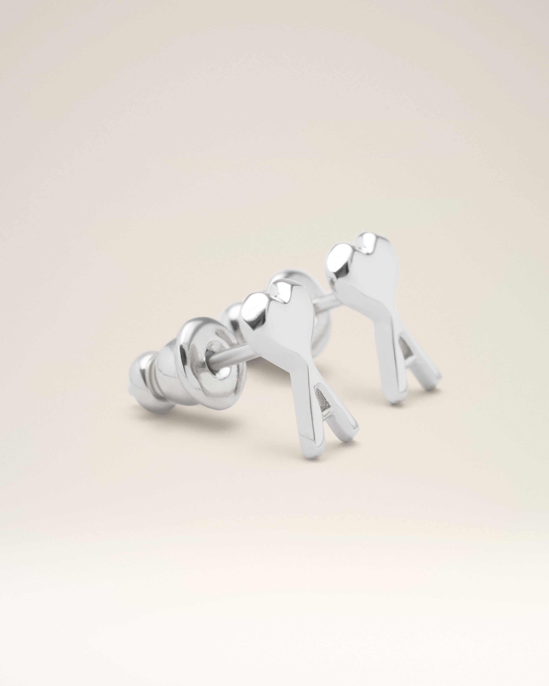 AMI PARIS/ AMI DE COEUR ピアス 片耳 シルバー シルバーブラス Ami De Coeur ハンマード ピアス シルバー | Ami Paris