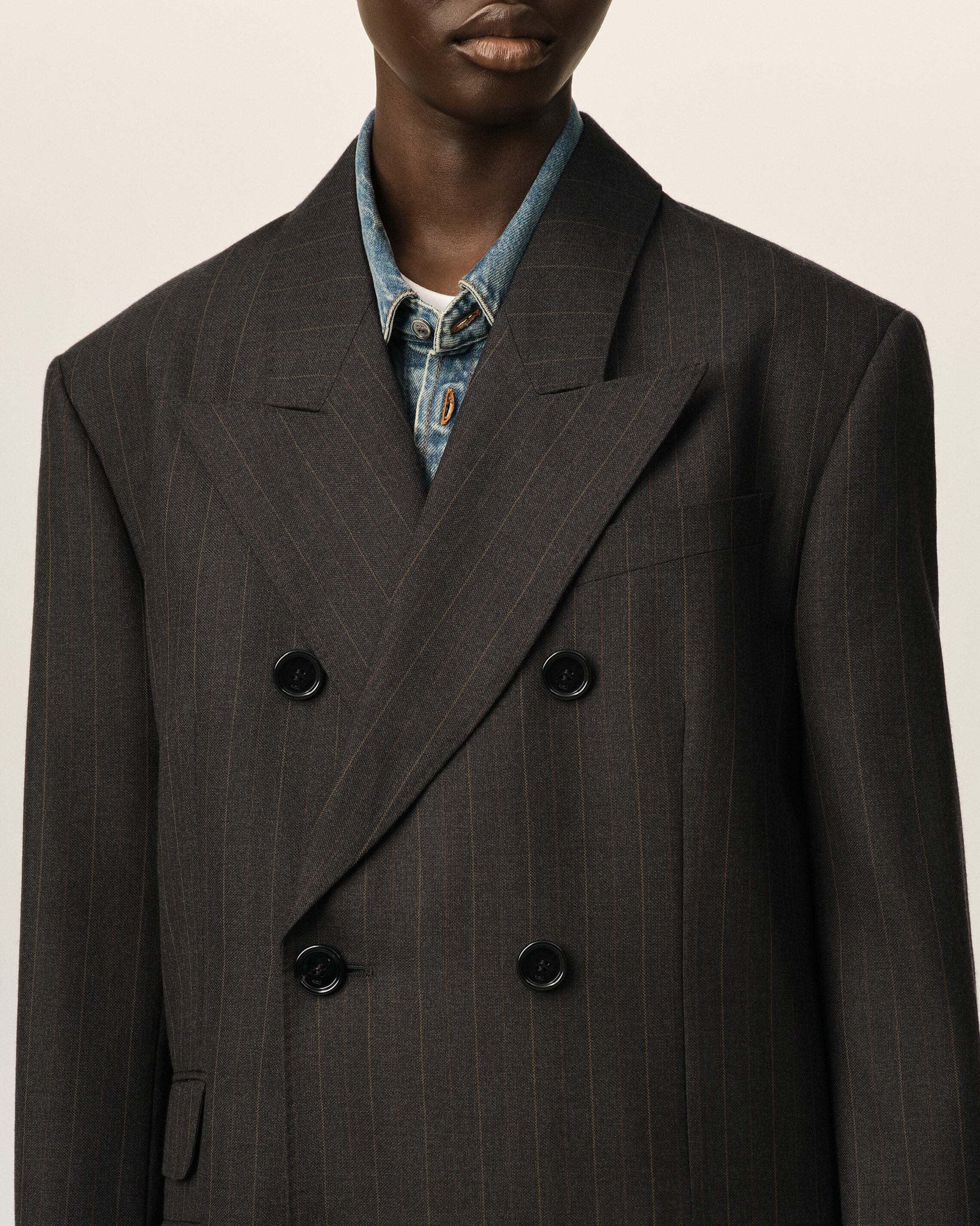 Blazer de lana gris a rayas de doble botonadura - 4