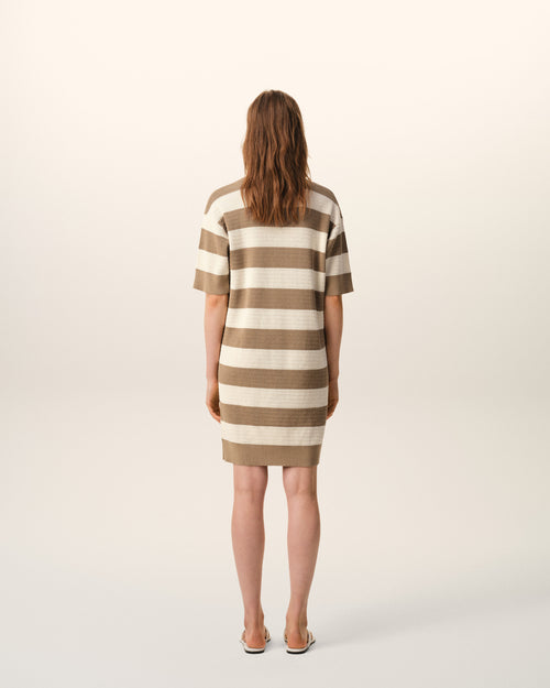 Abito polo in cotone bianco e marrone con applicazione Ami De Coeur - 5 - Ami Paris