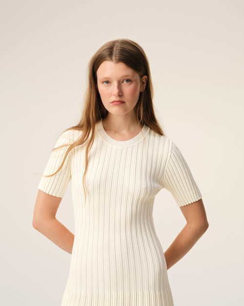 Robe Mini Blanche A Godets en Maille - 3 - Ami Paris