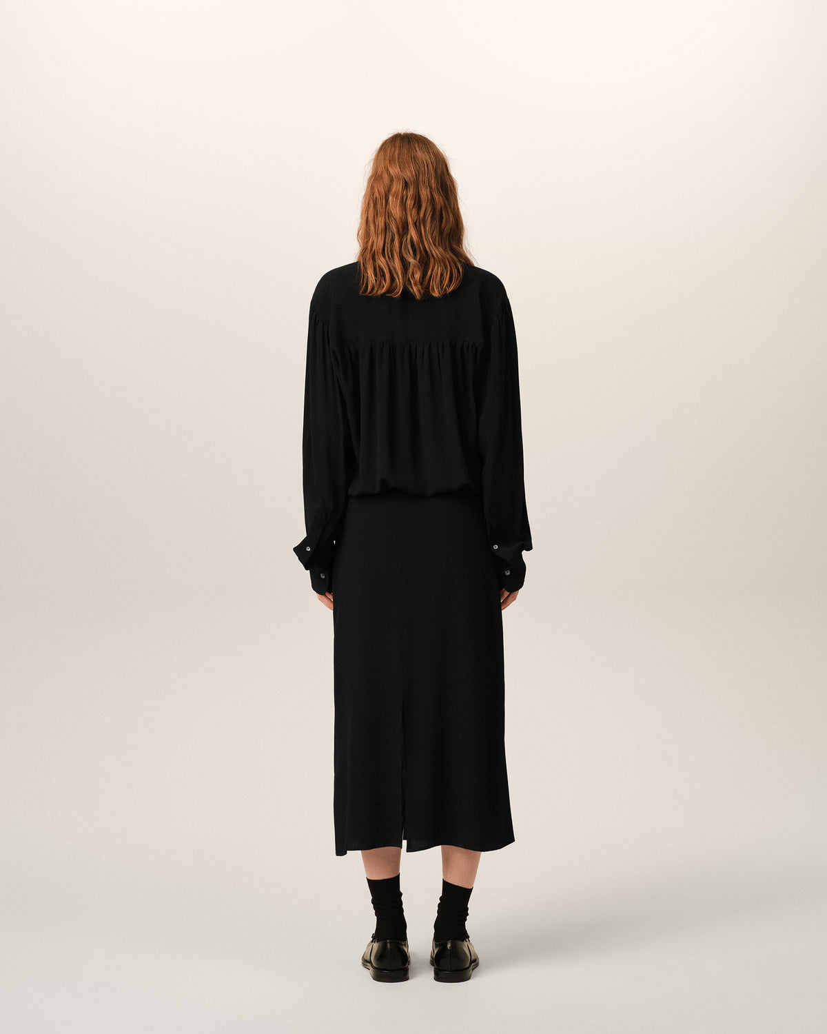Midi-Kleid aus schwarzem Seidengemisch mit Lavallière - 5