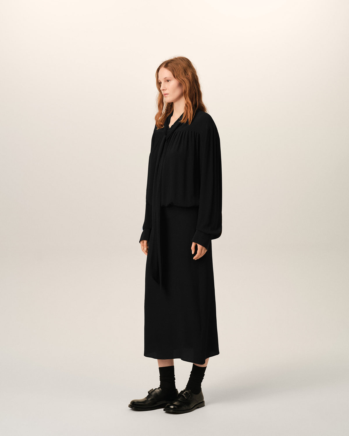 Midi-Kleid aus schwarzem Seidengemisch mit Lavallière - 6