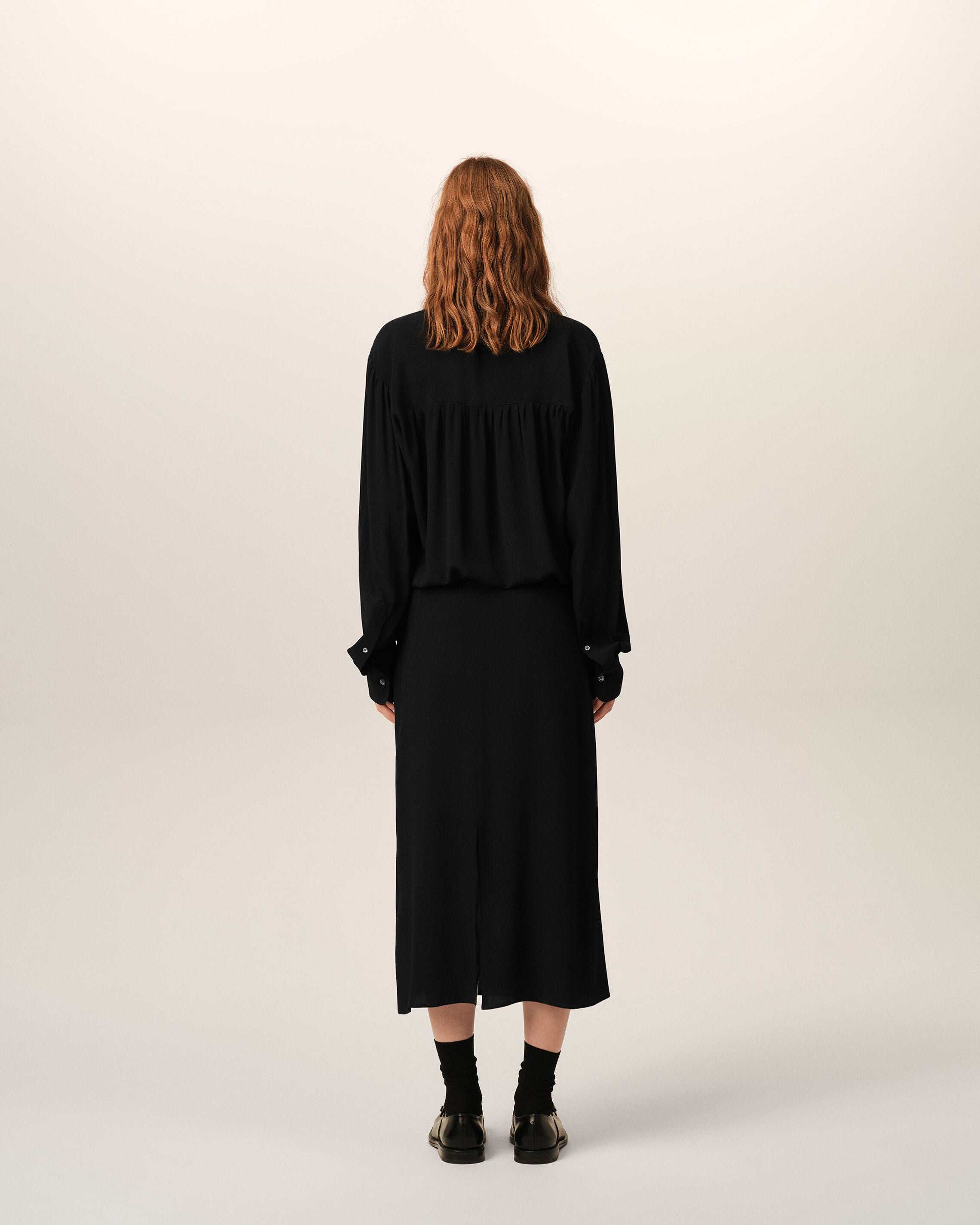 Robe midi noire en soie mélangée à lavallière - 5