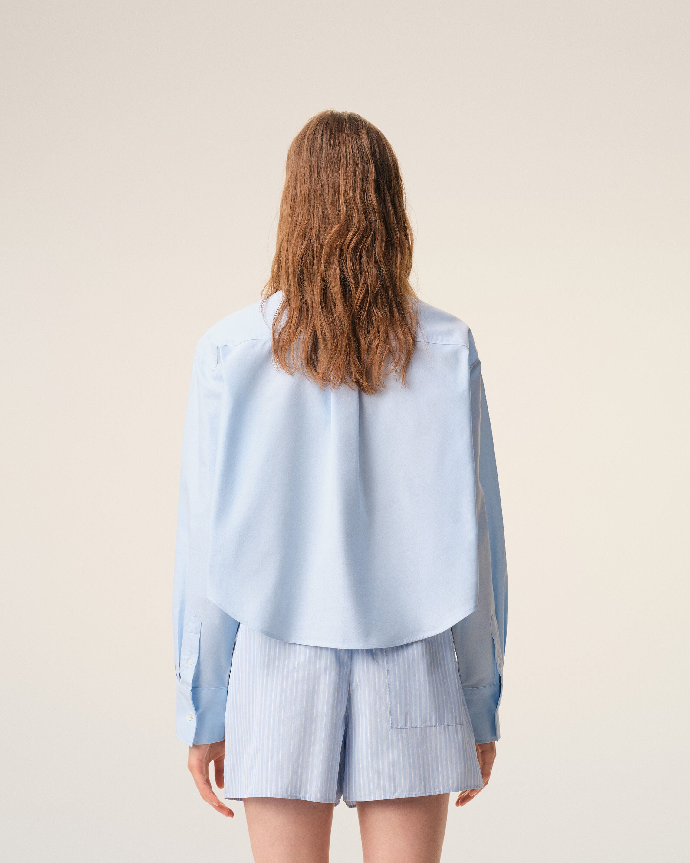 Blue cropped cotton shirt with embossed Ami de Coeur - 5