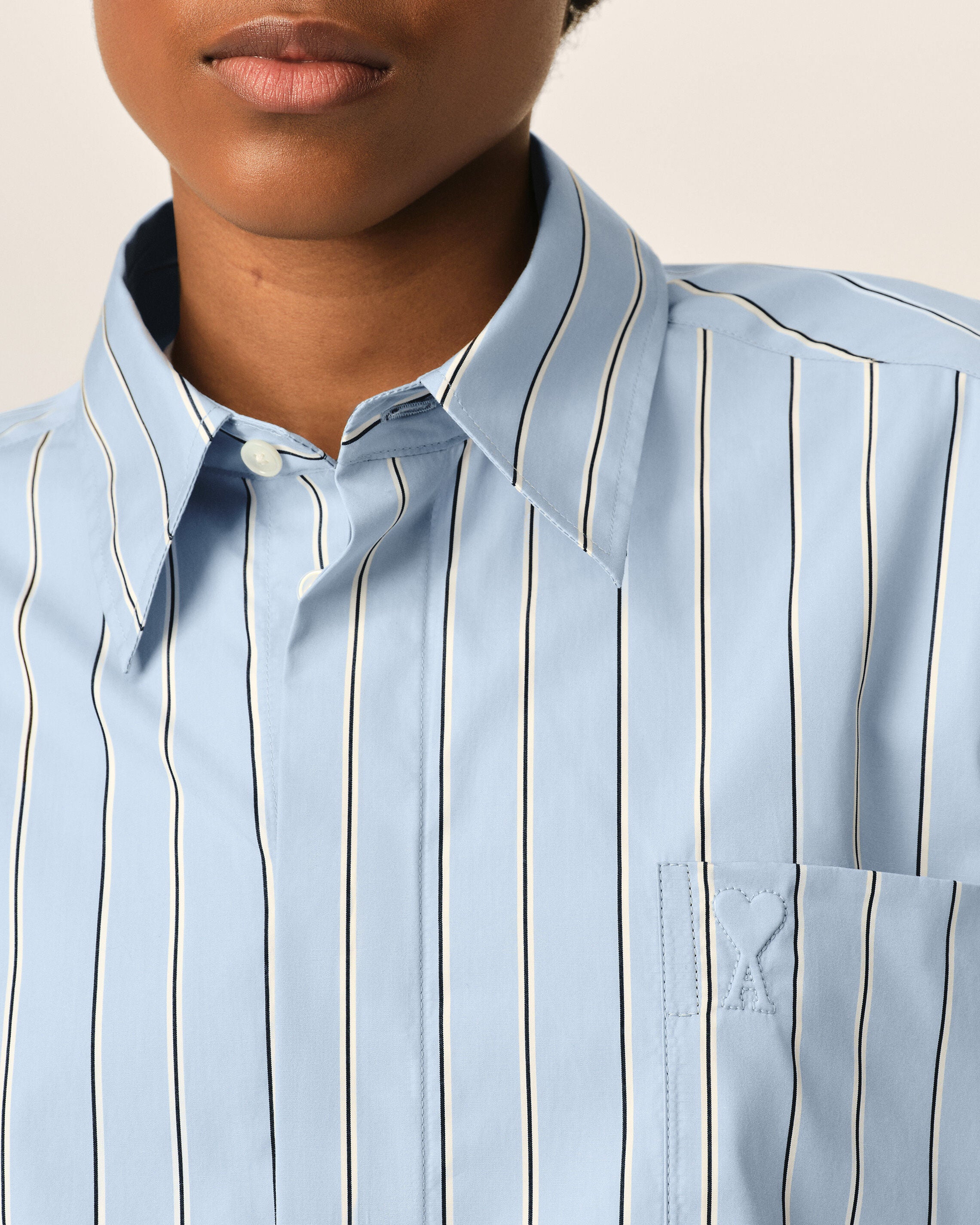 Camisa de algodón azul a rayas anchas de manga corta Ami de Cœur con logo en relieve - 4