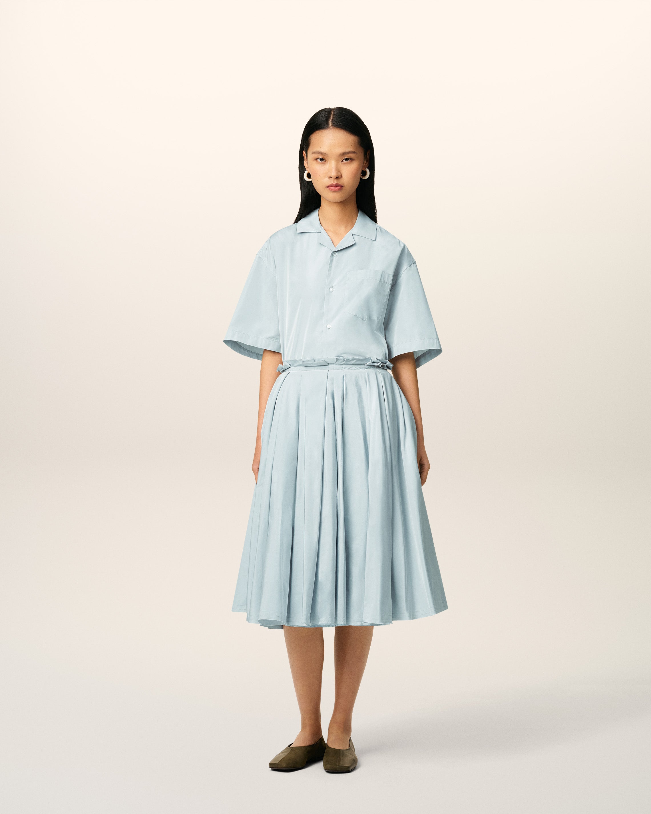 ブルー タフタ コローラ ミディスカート スカイ | AMI PARIS ブルー タフタ コローラ ミディスカート スカイ | AMI PARIS