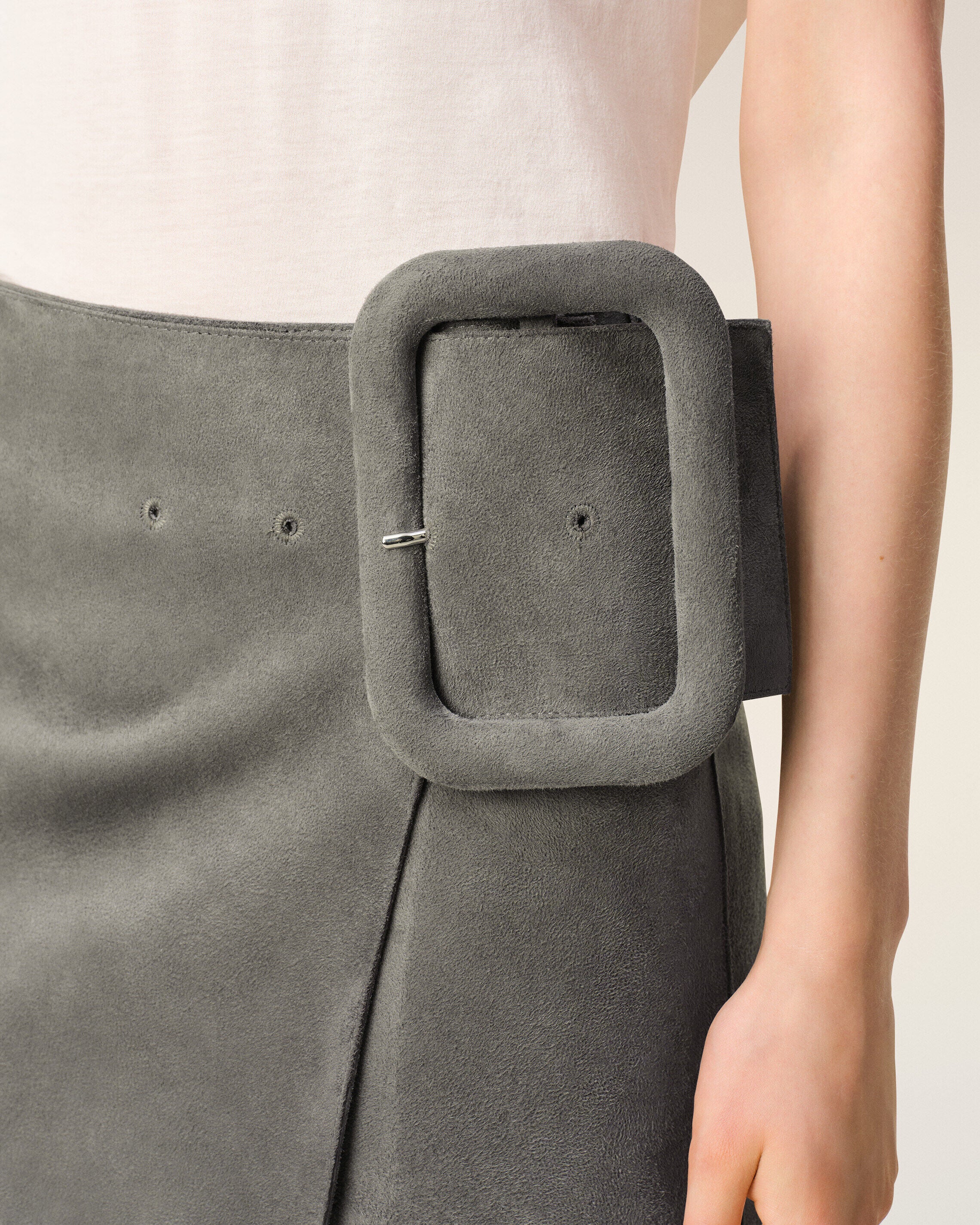 Jupe Mini Ceinture A Grosse Boucle Grise en Cuir De Chèvre - 5