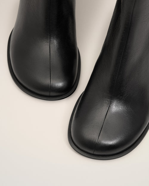 Anatomisch geformte Piano Stiefel aus schwarzem Leder - 5 - Ami Paris
