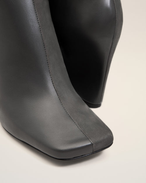 Zweifarbige Stiefeletten aus schwarzem Leder - 5 - Ami Paris