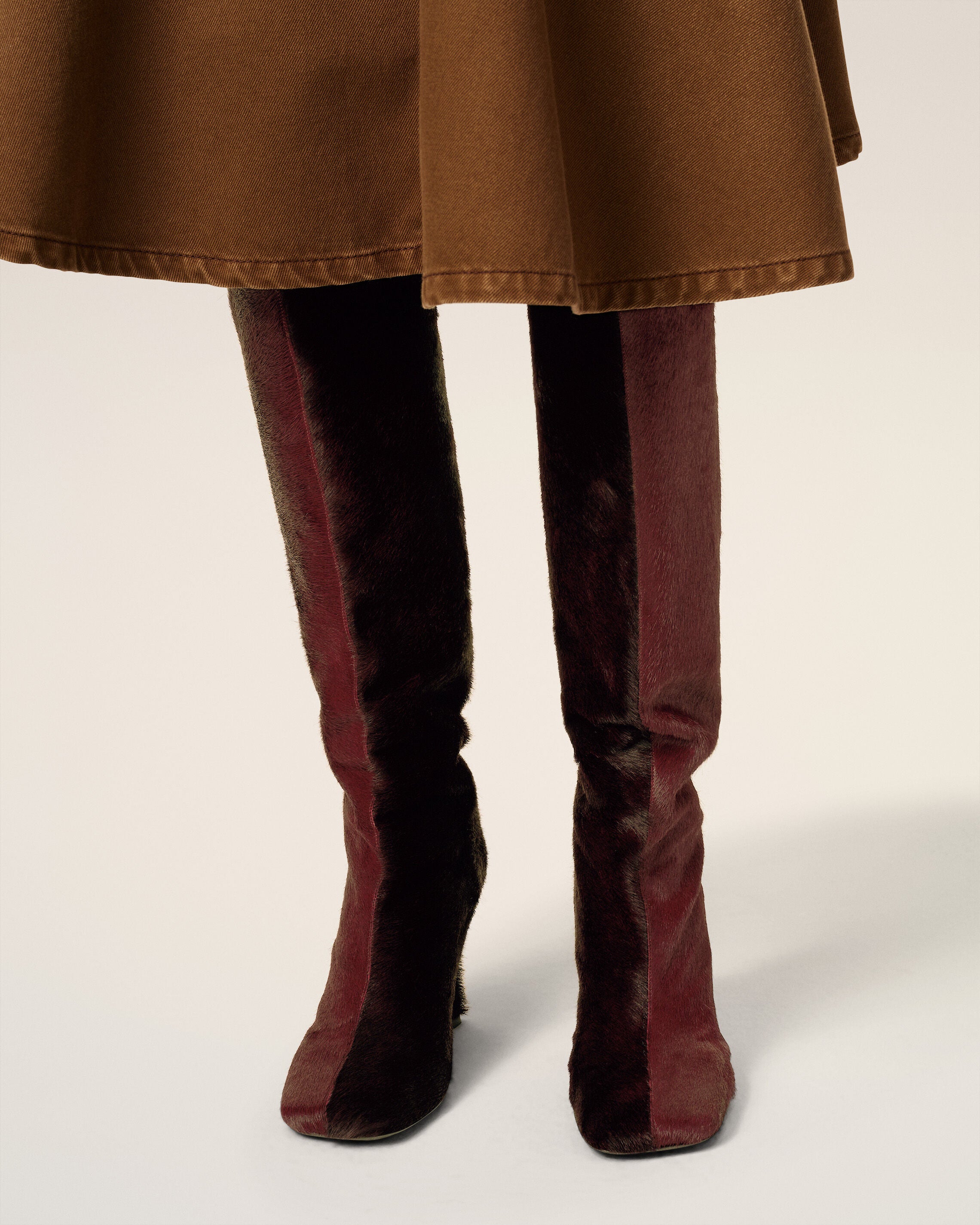 Zweifarbige kniehohe Stiefel aus Leder in Burgundy - 2