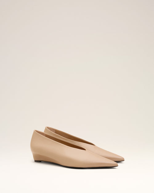 Beige Lamb Leather Pointed Toe Wedge Pump - 3 - Ami Paris