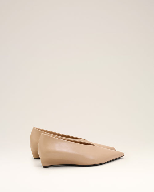 Beige Lamb Leather Pointed Toe Wedge Pump - 4 - Ami Paris