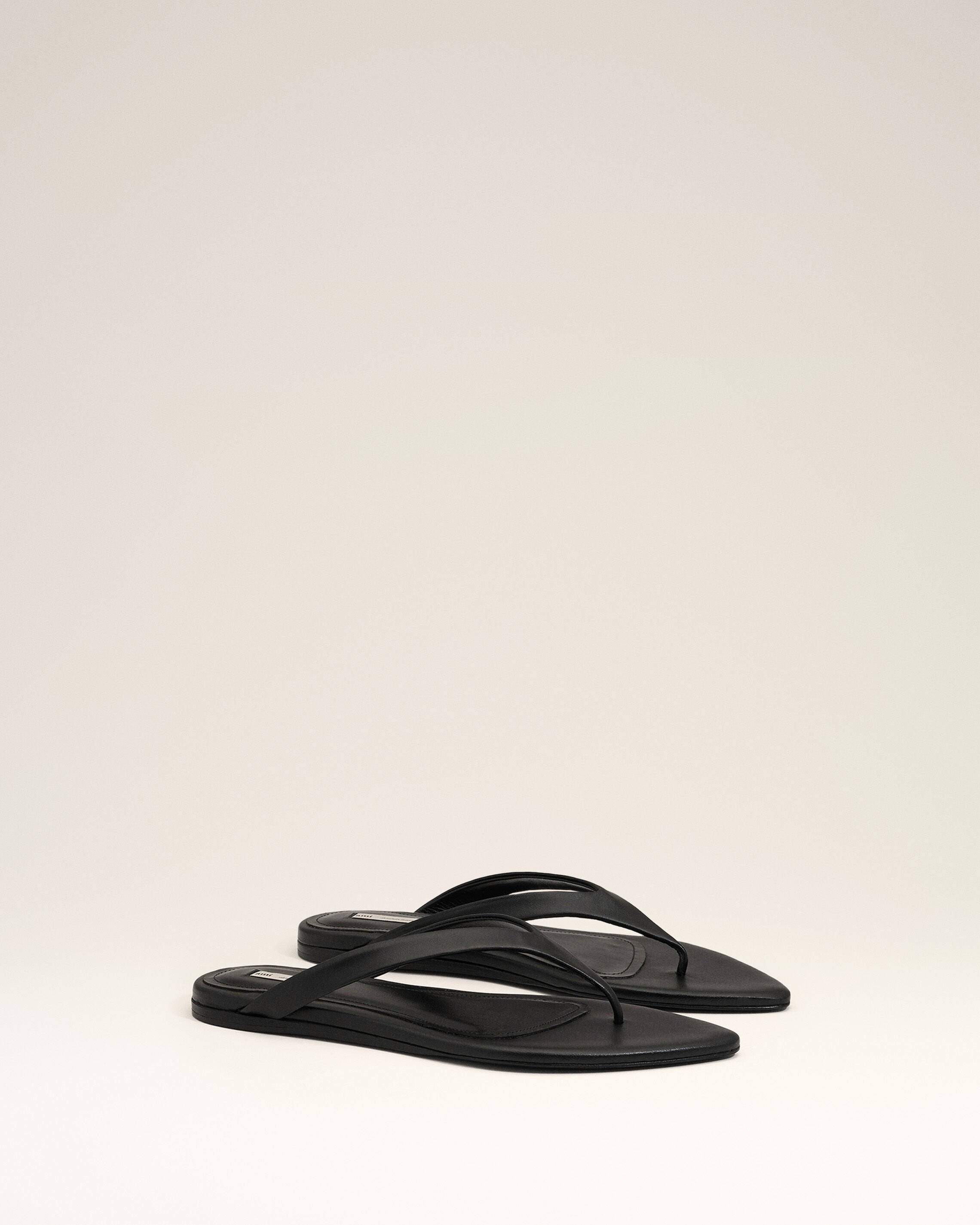 BLACK Black Lamb Leather Pointed Toe Flip Flops | Ami Paris