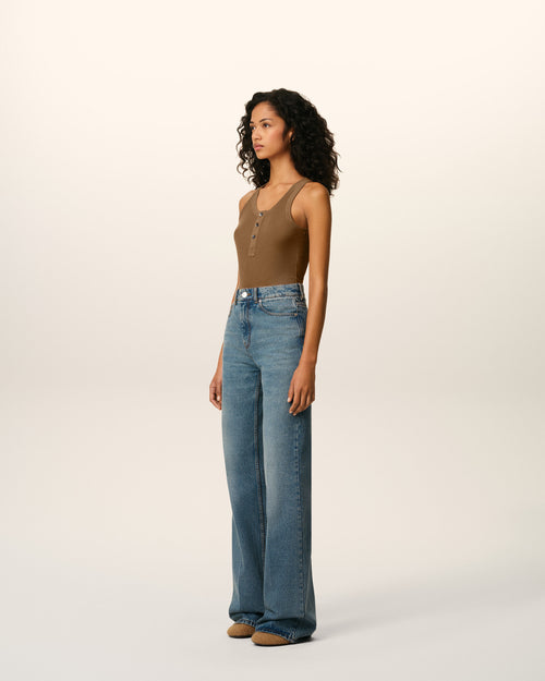 Camiseta sin mangas con tapeta abotonada de jersey marrón. - 6 - Ami Paris