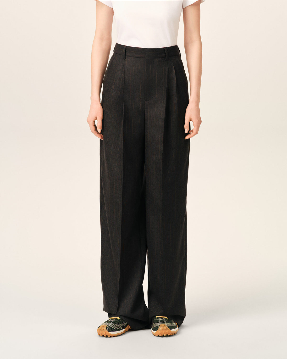 Pantalón de lana gris de corte ancho y talle alto a rayas - 3