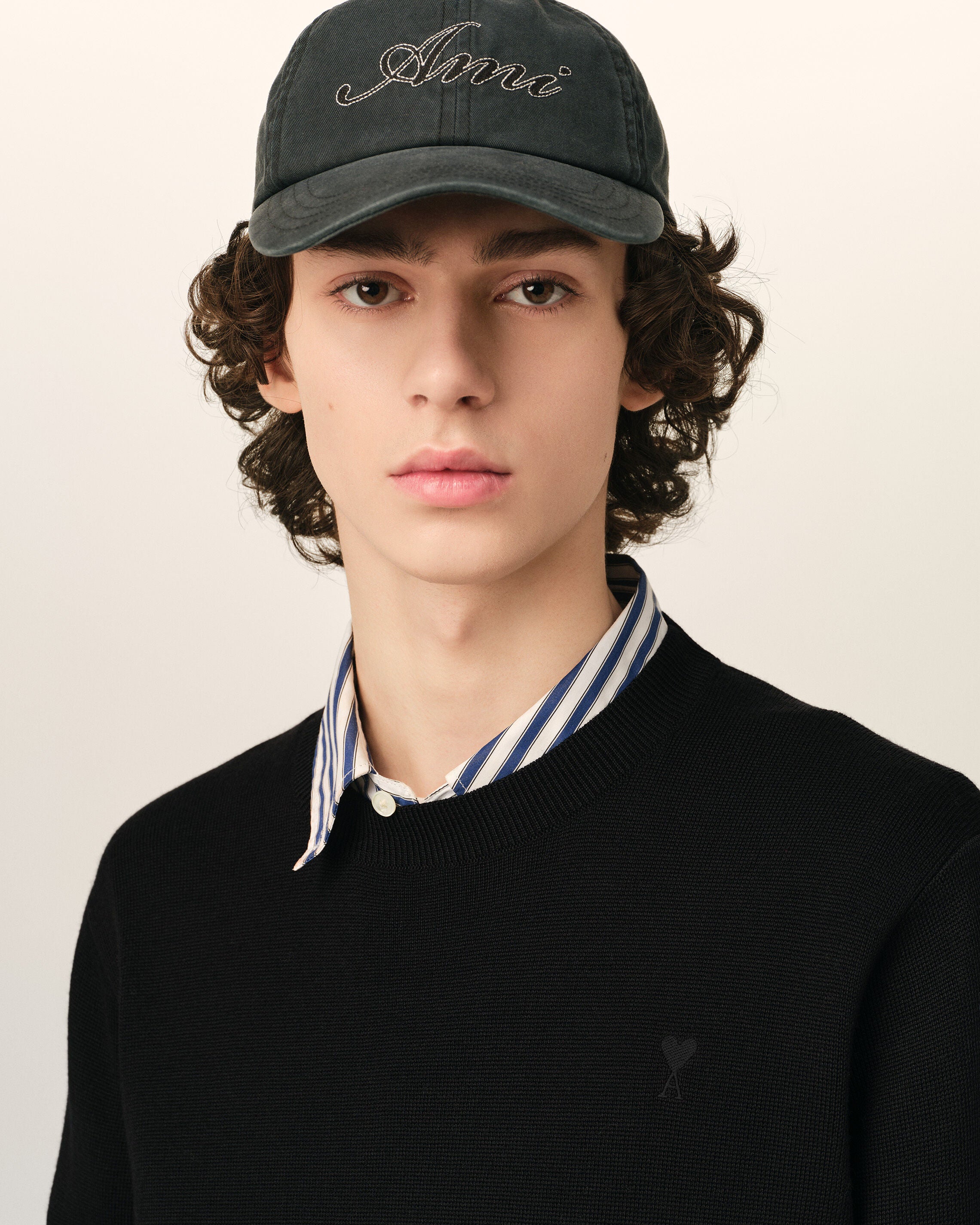 Black crewneck wool sweater with Ami de Coeur - 4
