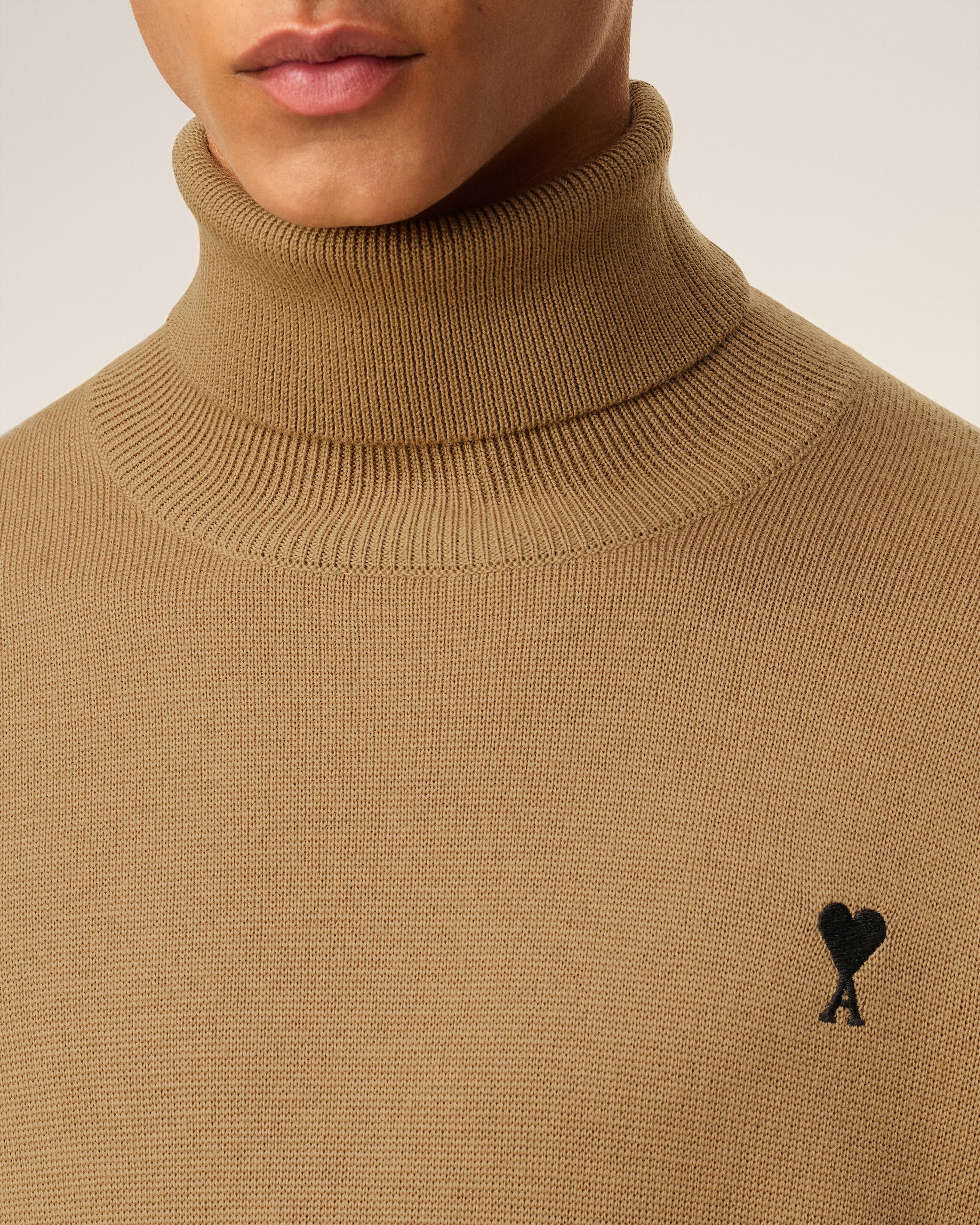 ブラウン ウール Ami De Coeur タートルネック セーター キャメル