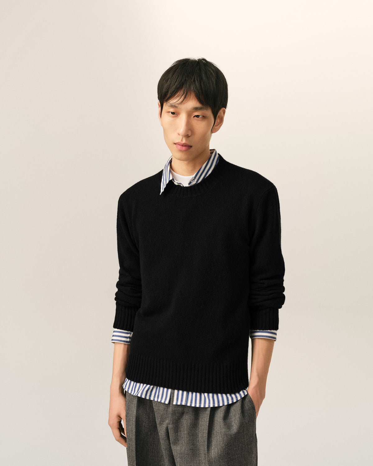 Black crewneck cashmere sweater with Ami de Coeur - 2