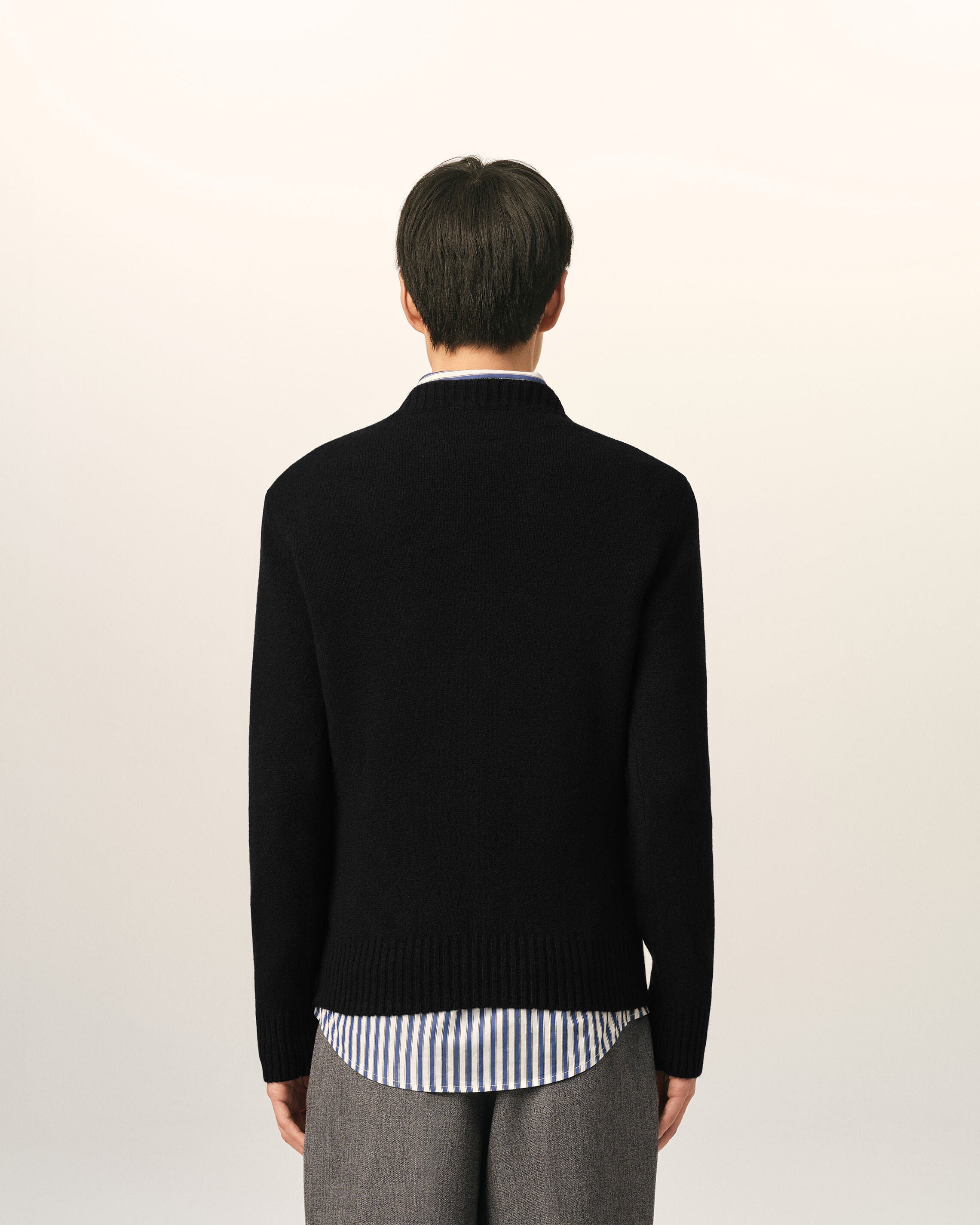 Black crewneck cashmere sweater with Ami de Coeur - 5