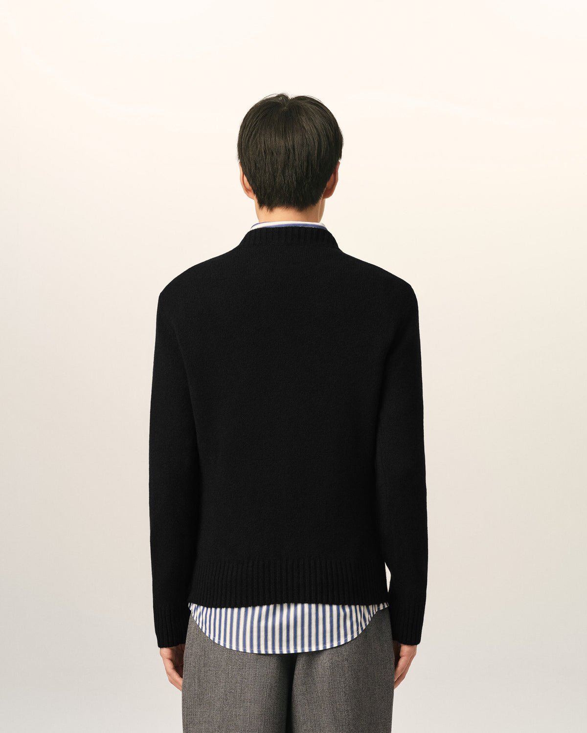 Black crewneck cashmere sweater with Ami de Coeur - 5