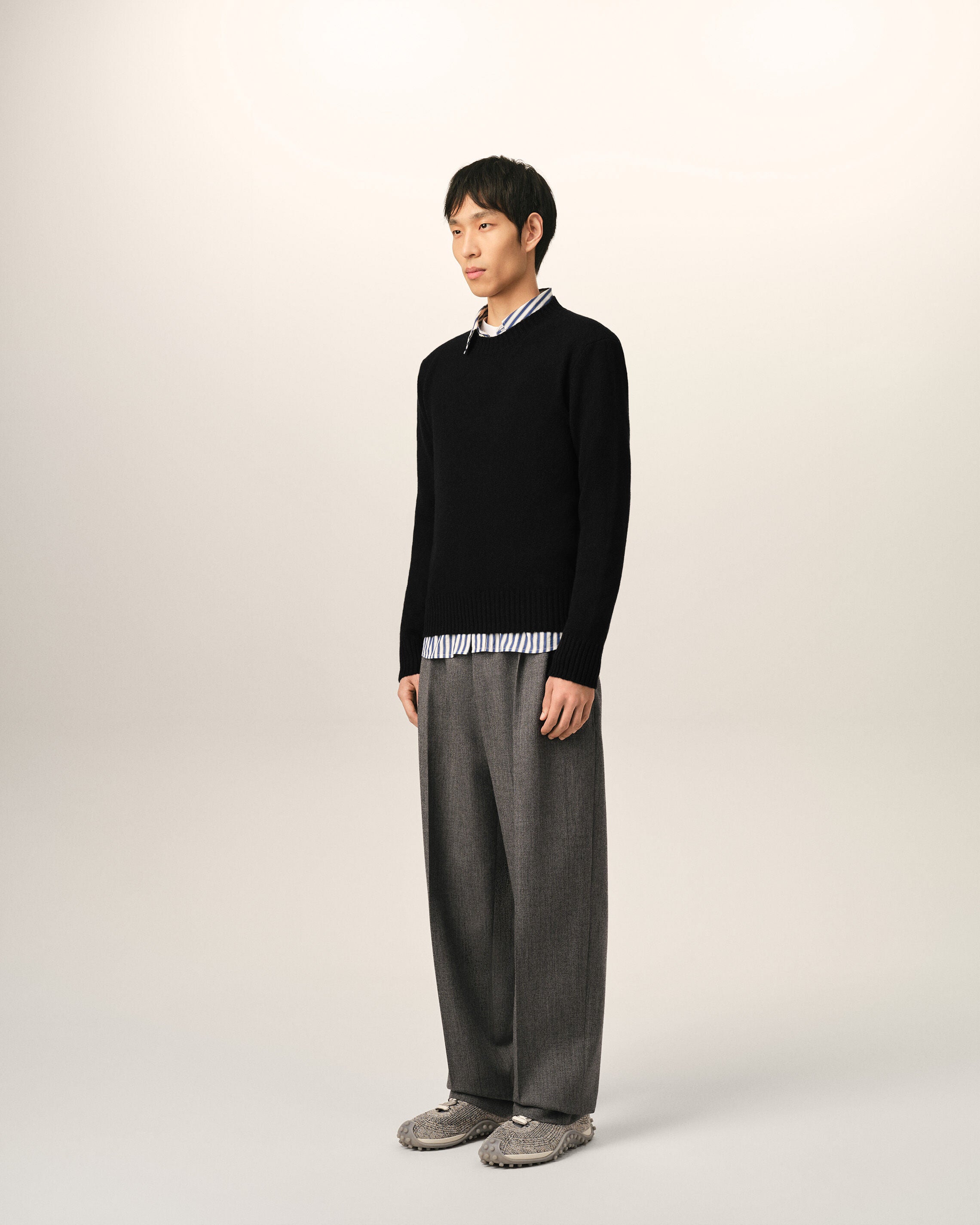 Black crewneck cashmere sweater with Ami de Coeur - 6