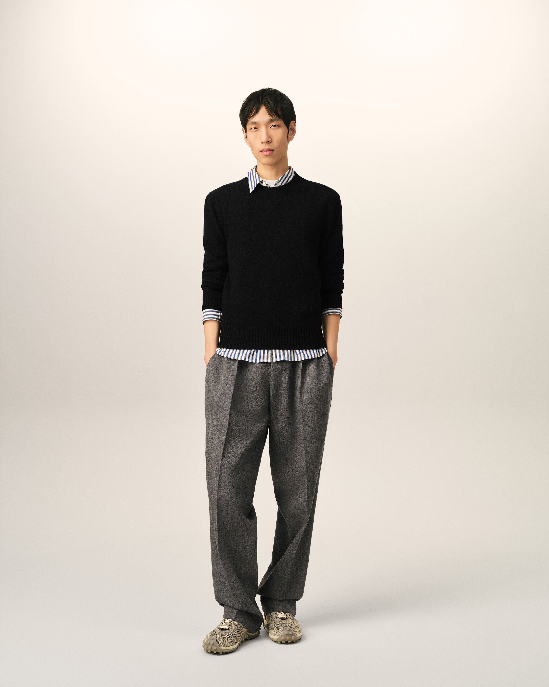Black crewneck cashmere sweater with Ami de Coeur - 3