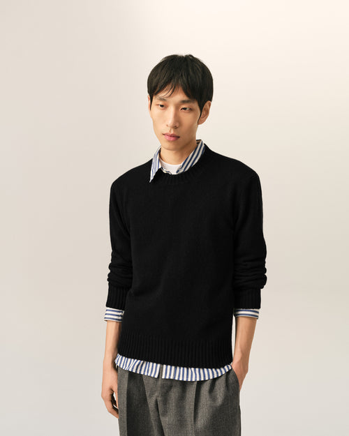 Black crewneck cashmere sweater with Ami de Coeur - Man - 2 - AMI Paris - Ami Paris