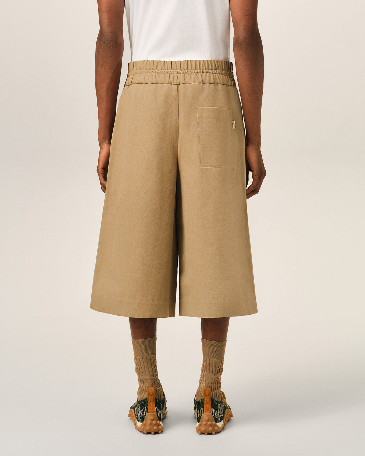 Beige large elasticated cotton and linen bermuda shorts - 4