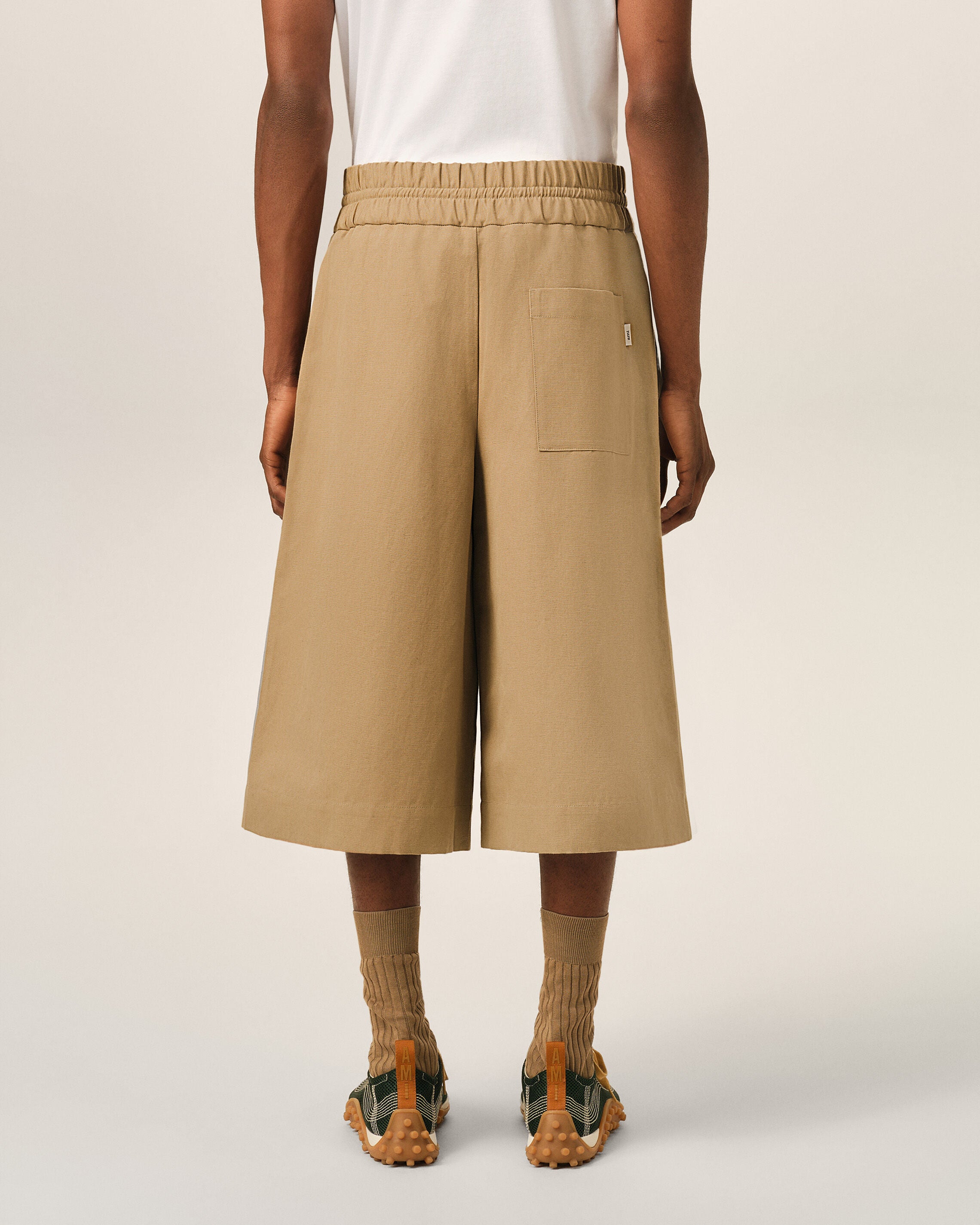 Beige large elasticated cotton and linen bermuda shorts - 4