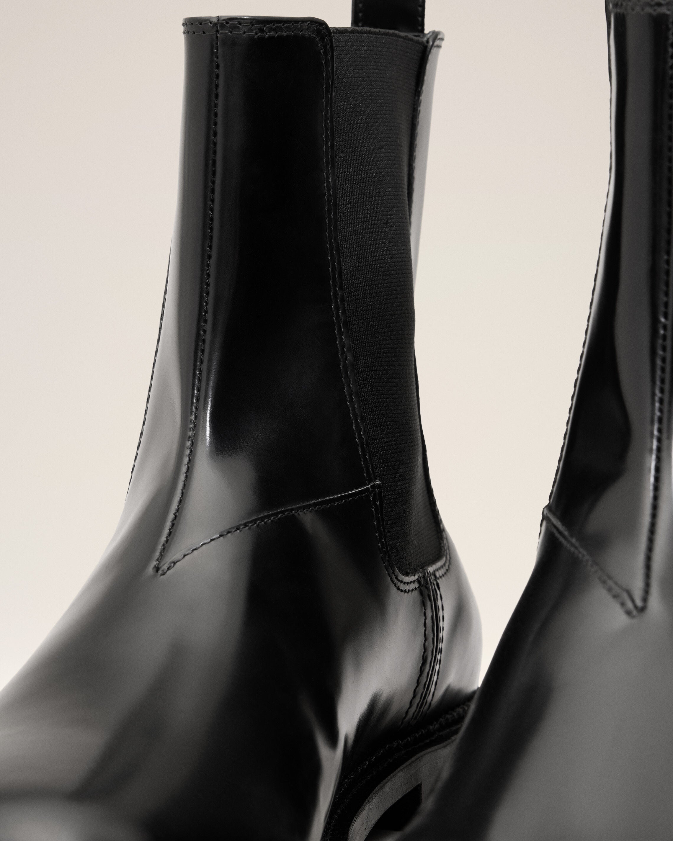 BLACK Black Leather Anatomical Toe Chelsea Boots | AMI PARIS