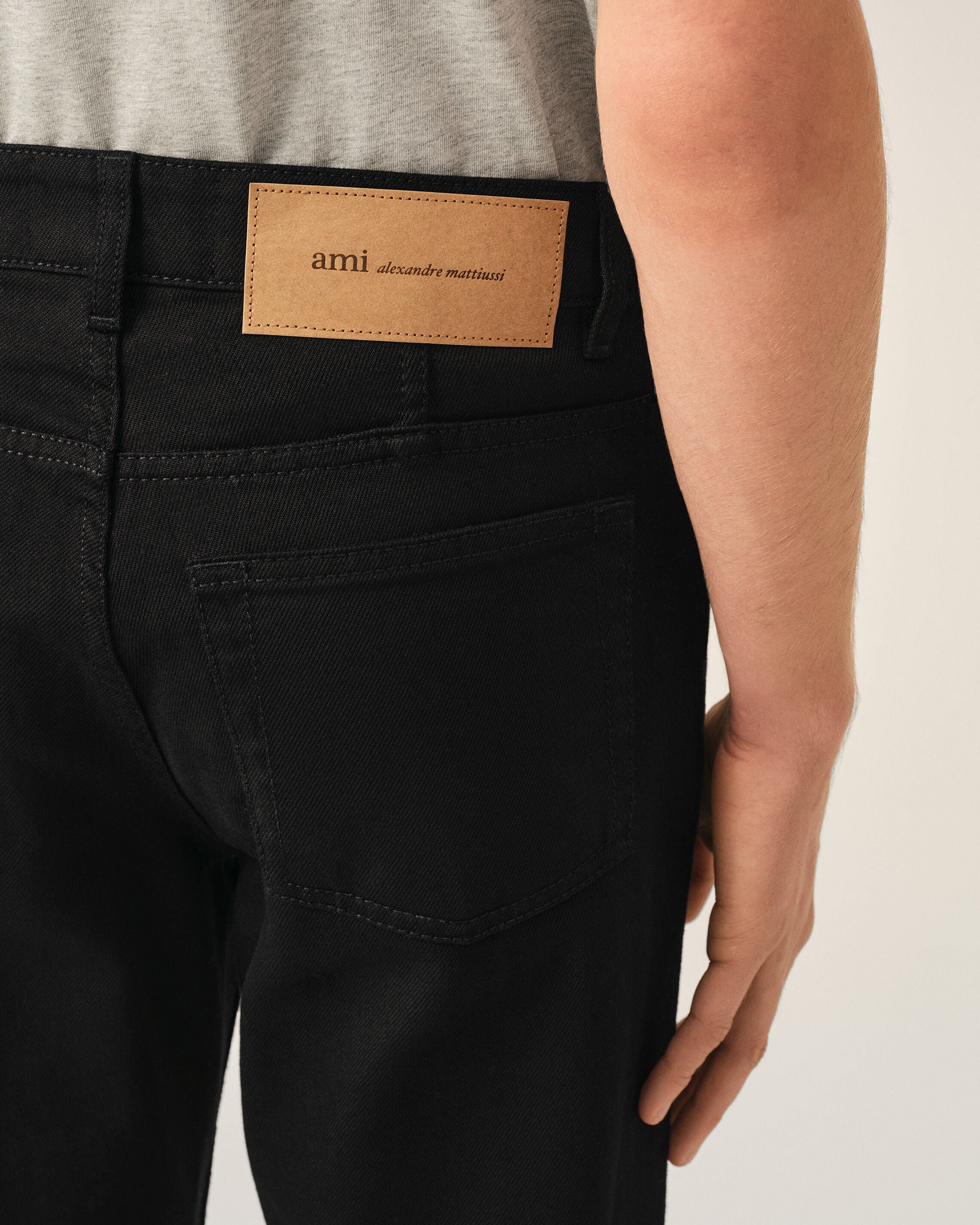 Tapered-Fit-Jeans aus schwarzer Baumwolle - 5
