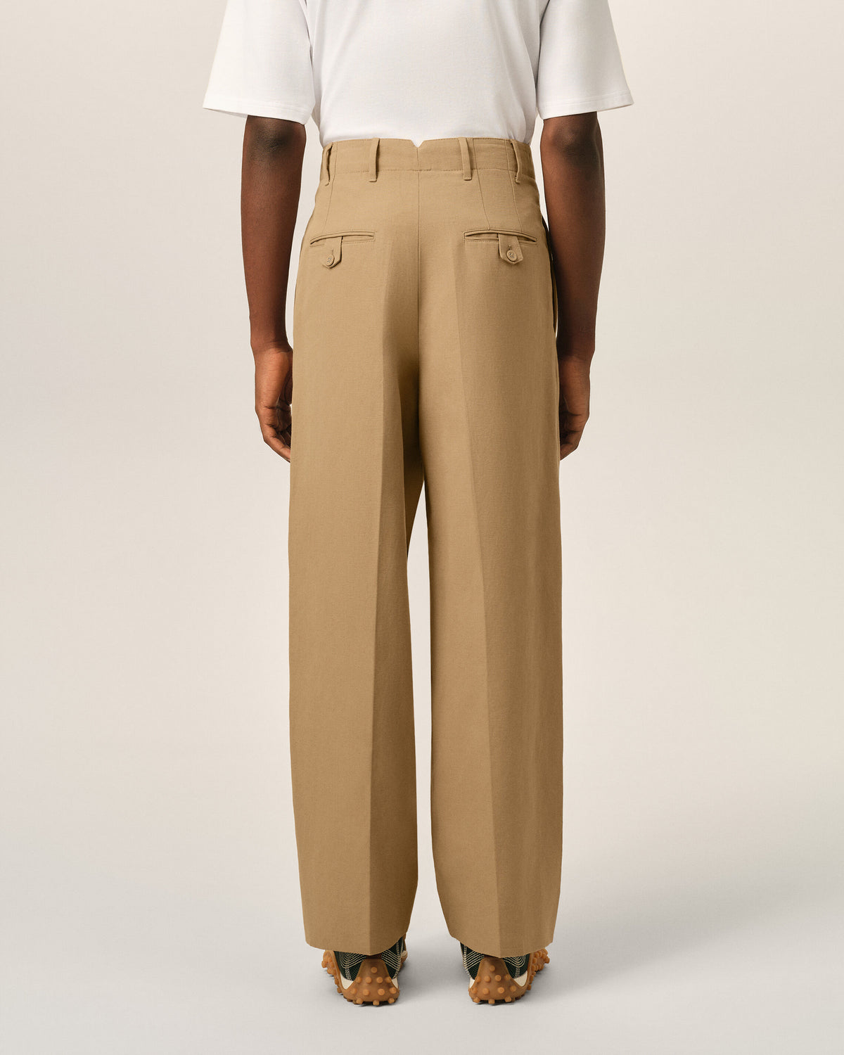 Pantalon beige coupe carotte taille haute en coton et lin - 4