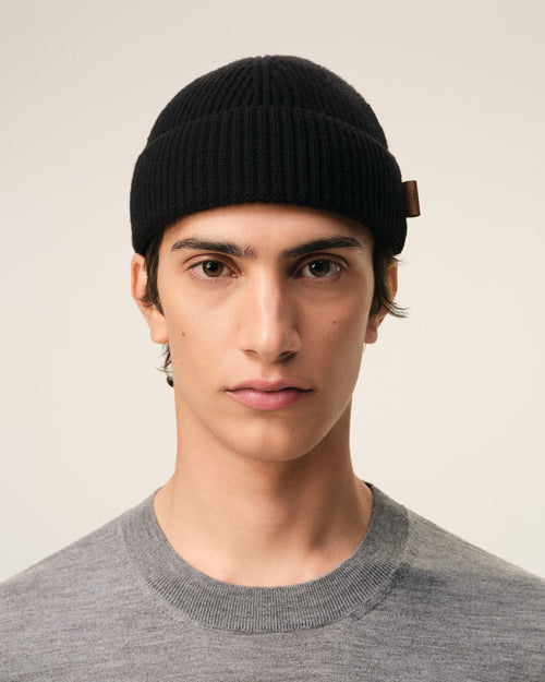 Ami Beanie aus schwarzer Wolle mit Lederetikett - 1 - Ami Paris