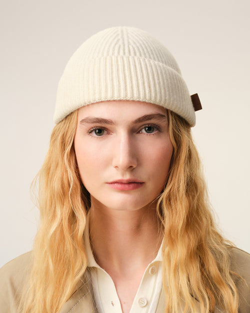                                     Bonnet Blanc Etiquette Cuir Ami en Laine - 3                                 - Ami Paris