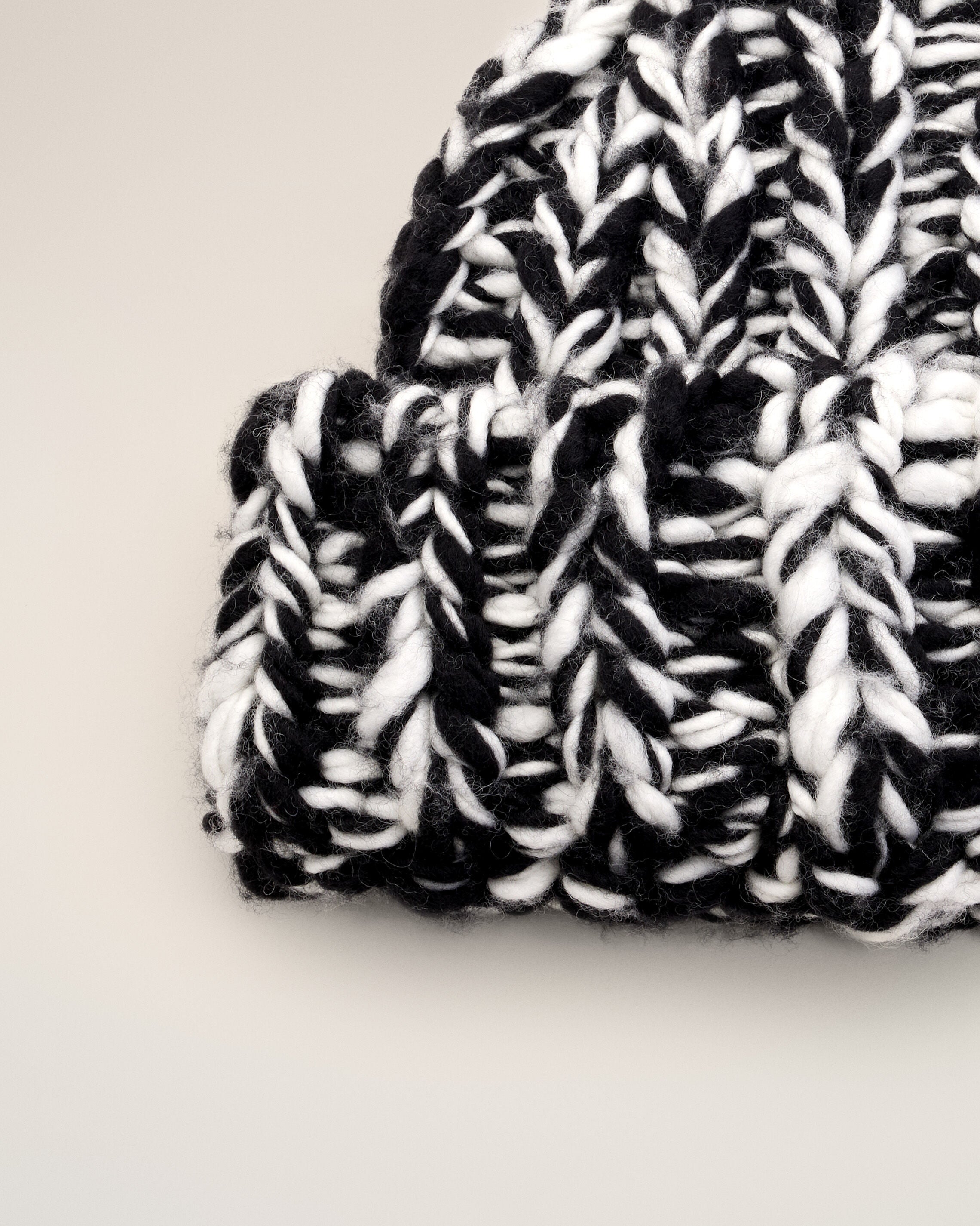 Gorro de lana negro y blanco - 8