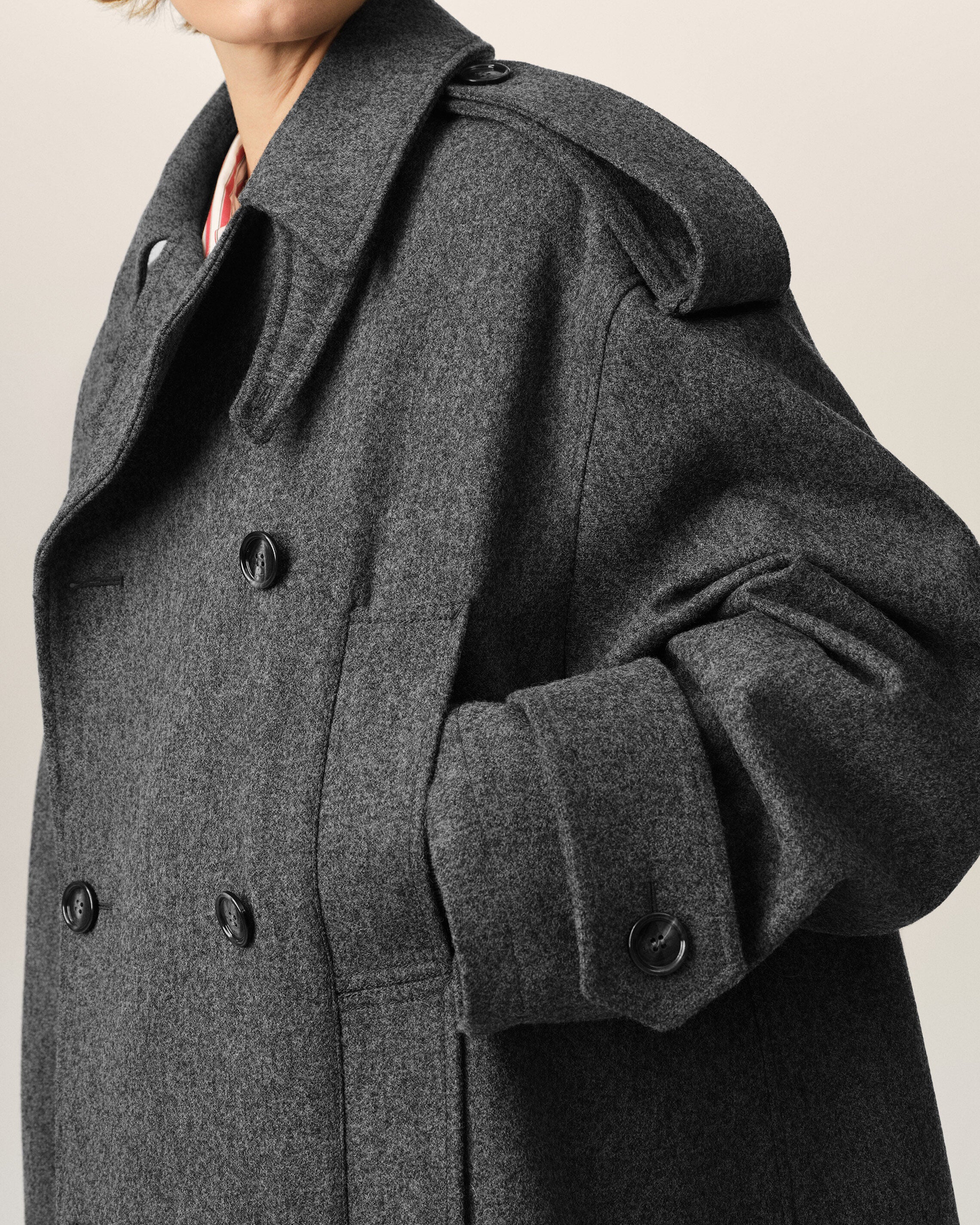 Trenchcoat aus grauer Wolle - 11
