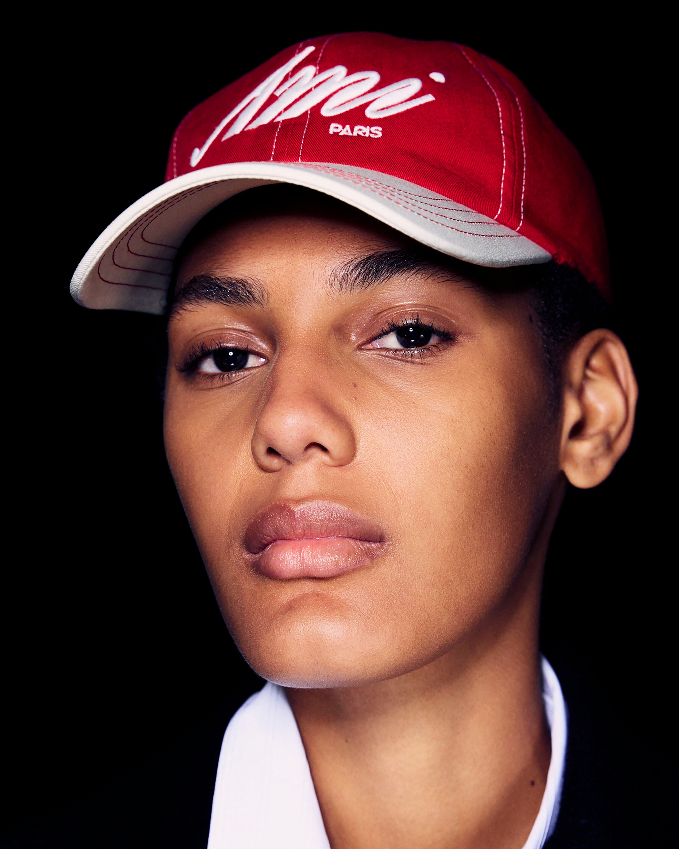 Gorra de algodón roja y blanca con bordado Ami Paris - 14