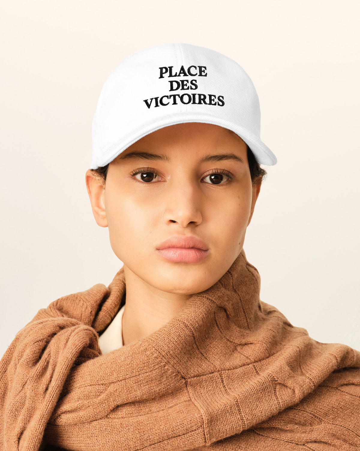 Casquette blanche en coton imprimé "Place des Victoires" - 8