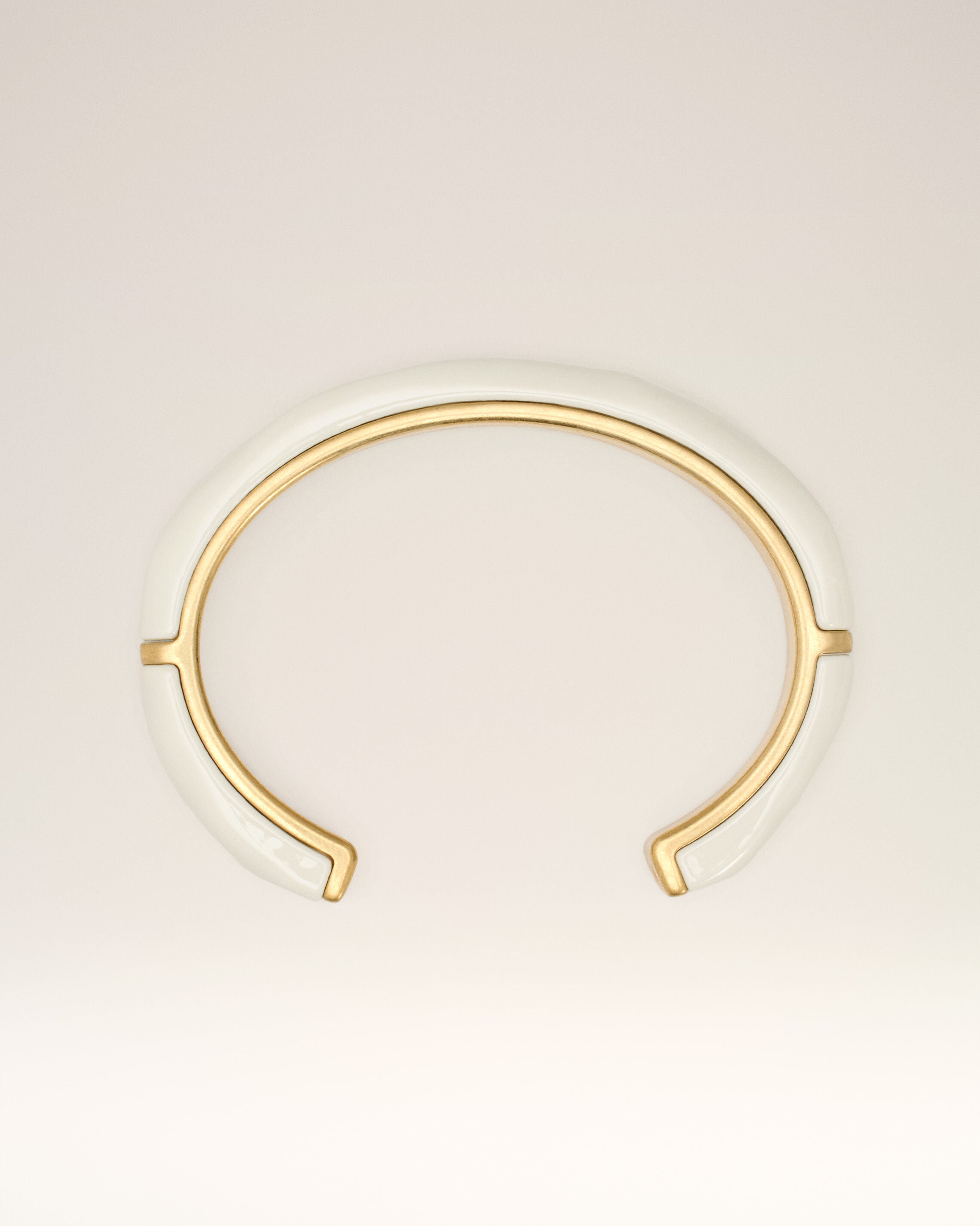 Pulsera lacada martillada blanca de latón - 4