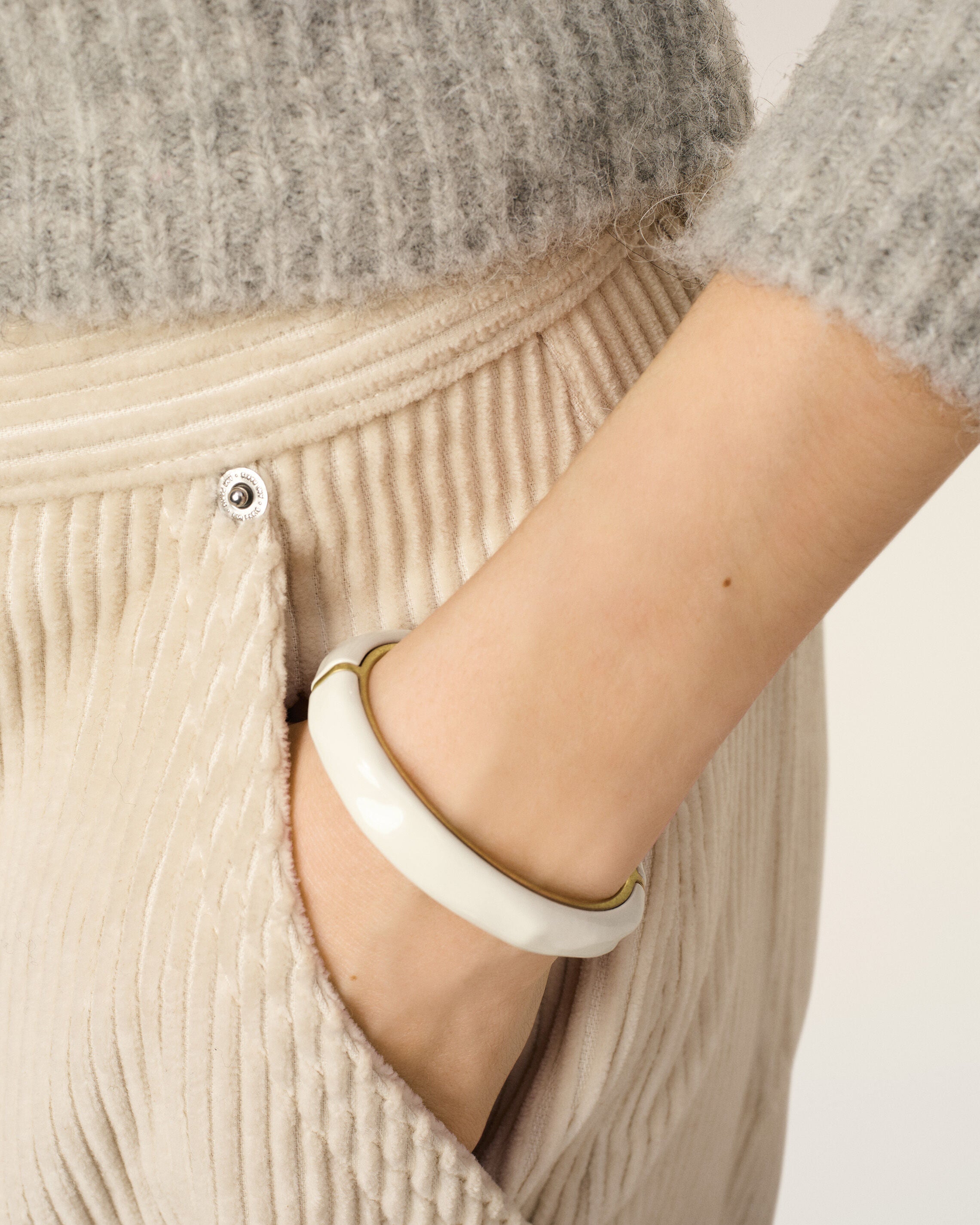 Pulsera lacada martillada blanca de latón - 5
