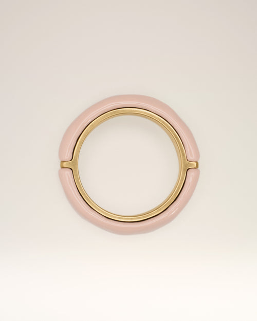 Anillo lacado martillado rosa de latón - POLVO - Ami Paris