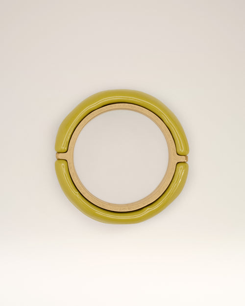 Anillo lacado martillado verde de latón - LIQUEN - Ami Paris