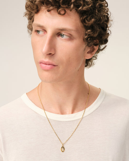 Collana con pendente “0” in ottone dorato martellato - 2 - Ami Paris