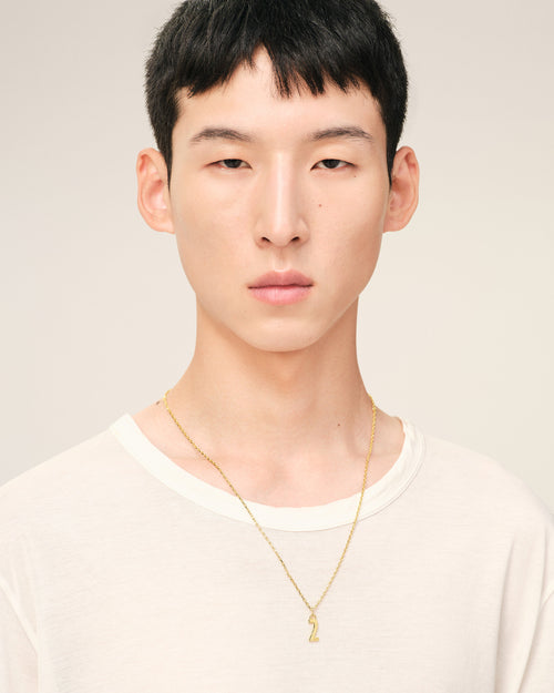 Collier Martelé Doré Pendentif "2" en Laiton - 2 - Ami Paris