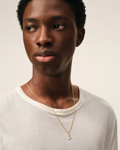 Collier Martelé Doré Pendentif "3" en Laiton - 2 - Ami Paris