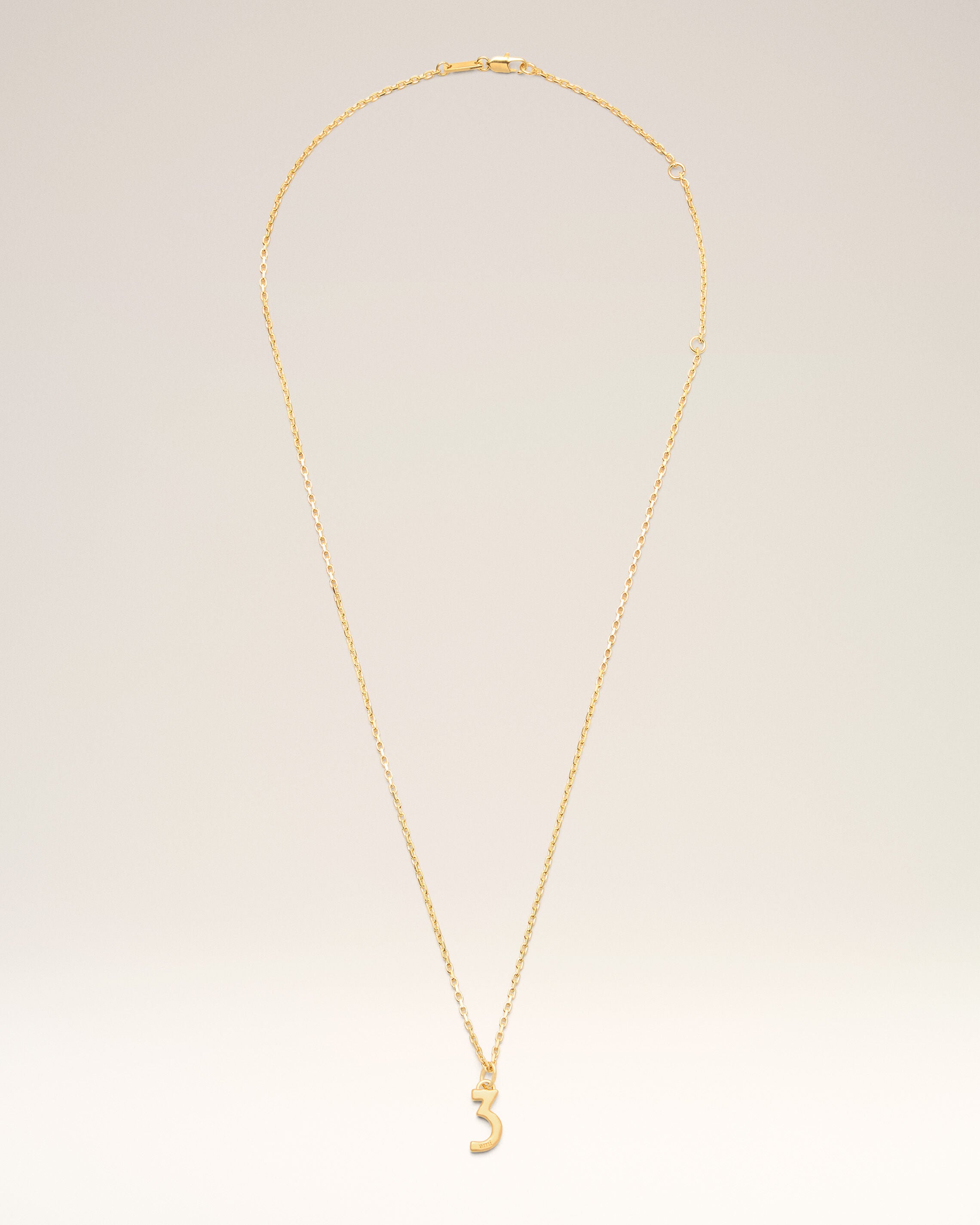 Collar con colgante "3" martillado de latón dorado - 5