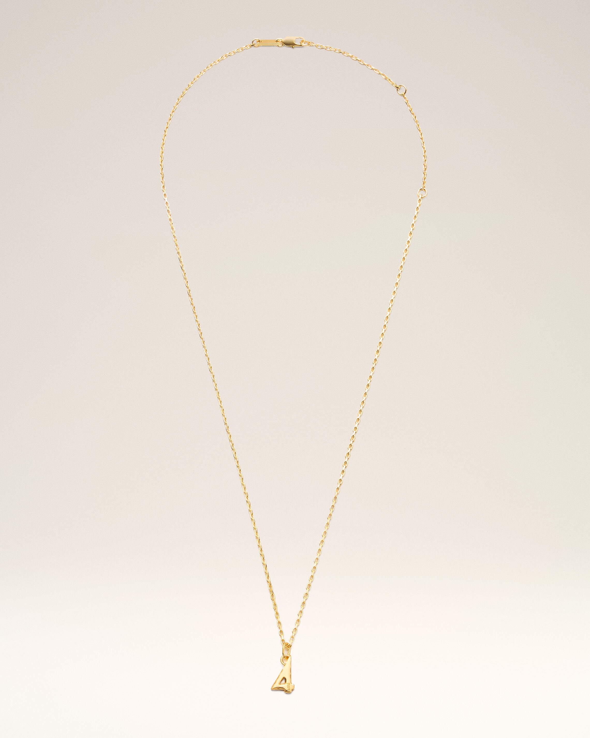 Collar con colgante "4" martillado de latón dorado - 1