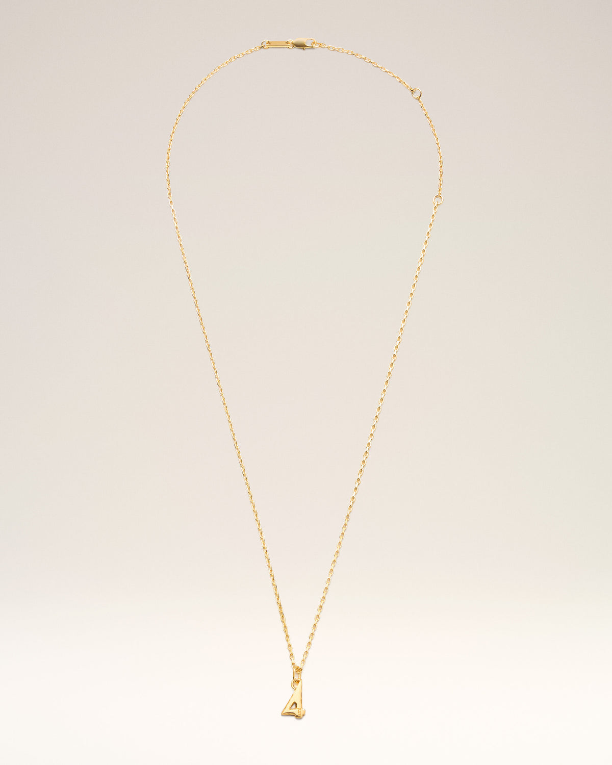 Collar con colgante "4" martillado de latón dorado - 1