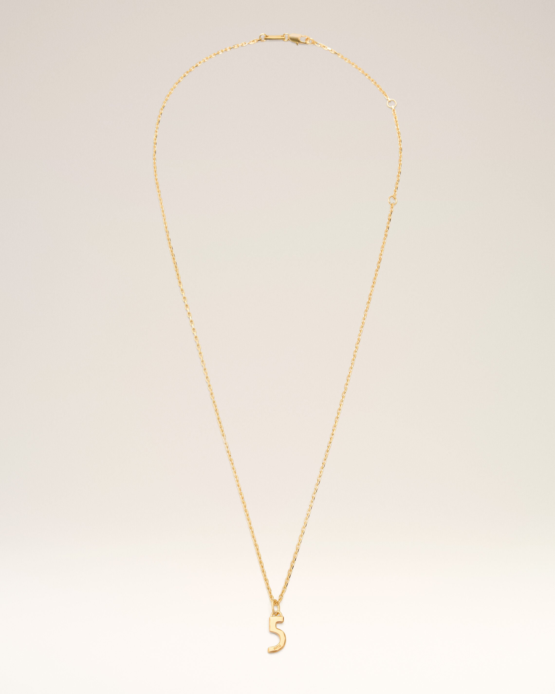 Collar con colgante "5" martillado de latón dorado - 4