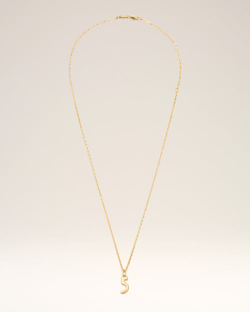                                 Collar con colgante "5" martillado de latón dorado - 3                             - Ami Paris